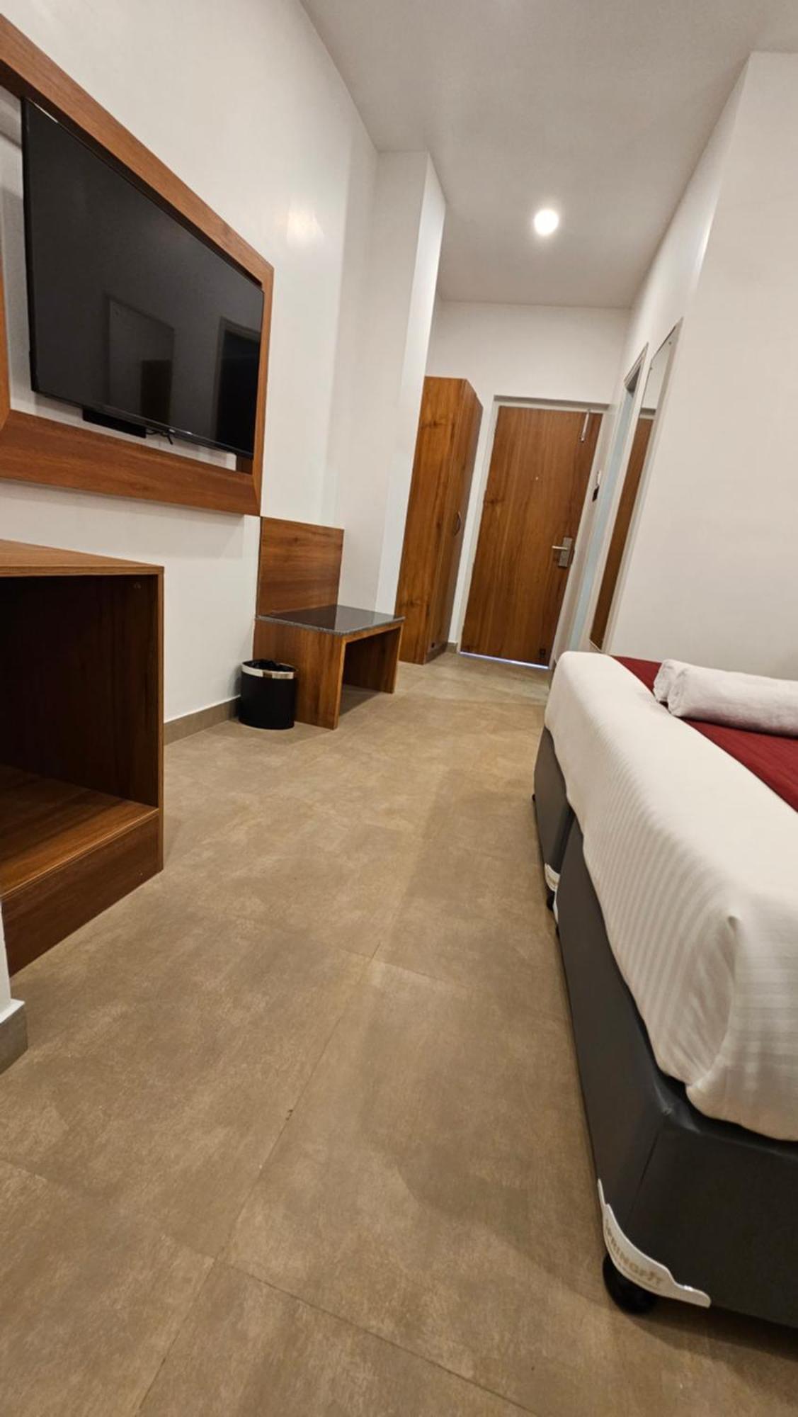 Indiana Hills Hotel Шилонг Екстериор снимка