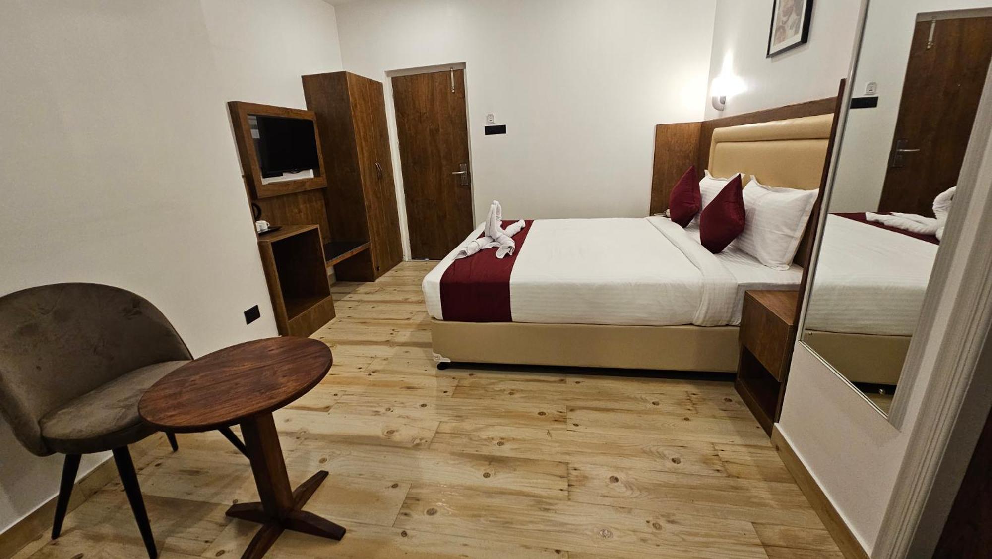 Indiana Hills Hotel Шилонг Екстериор снимка