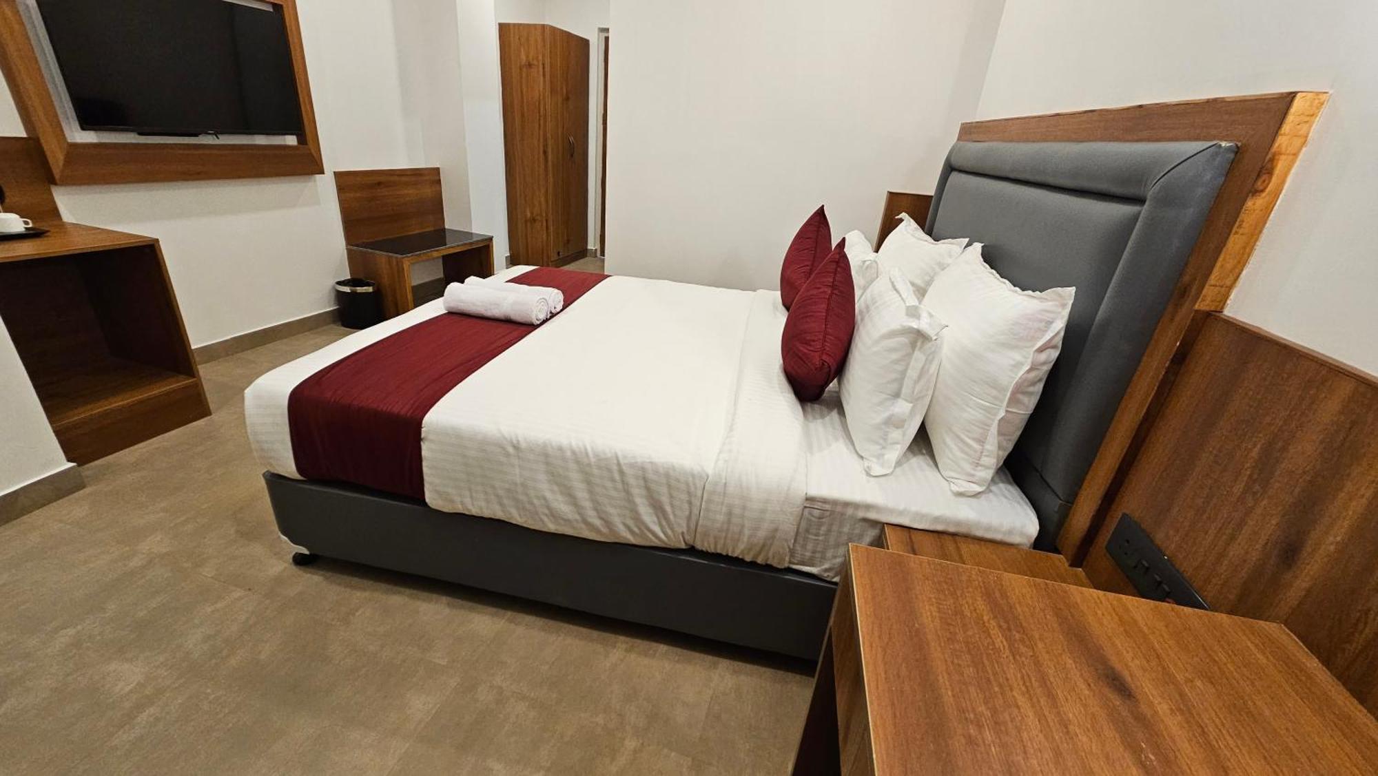 Indiana Hills Hotel Шилонг Екстериор снимка