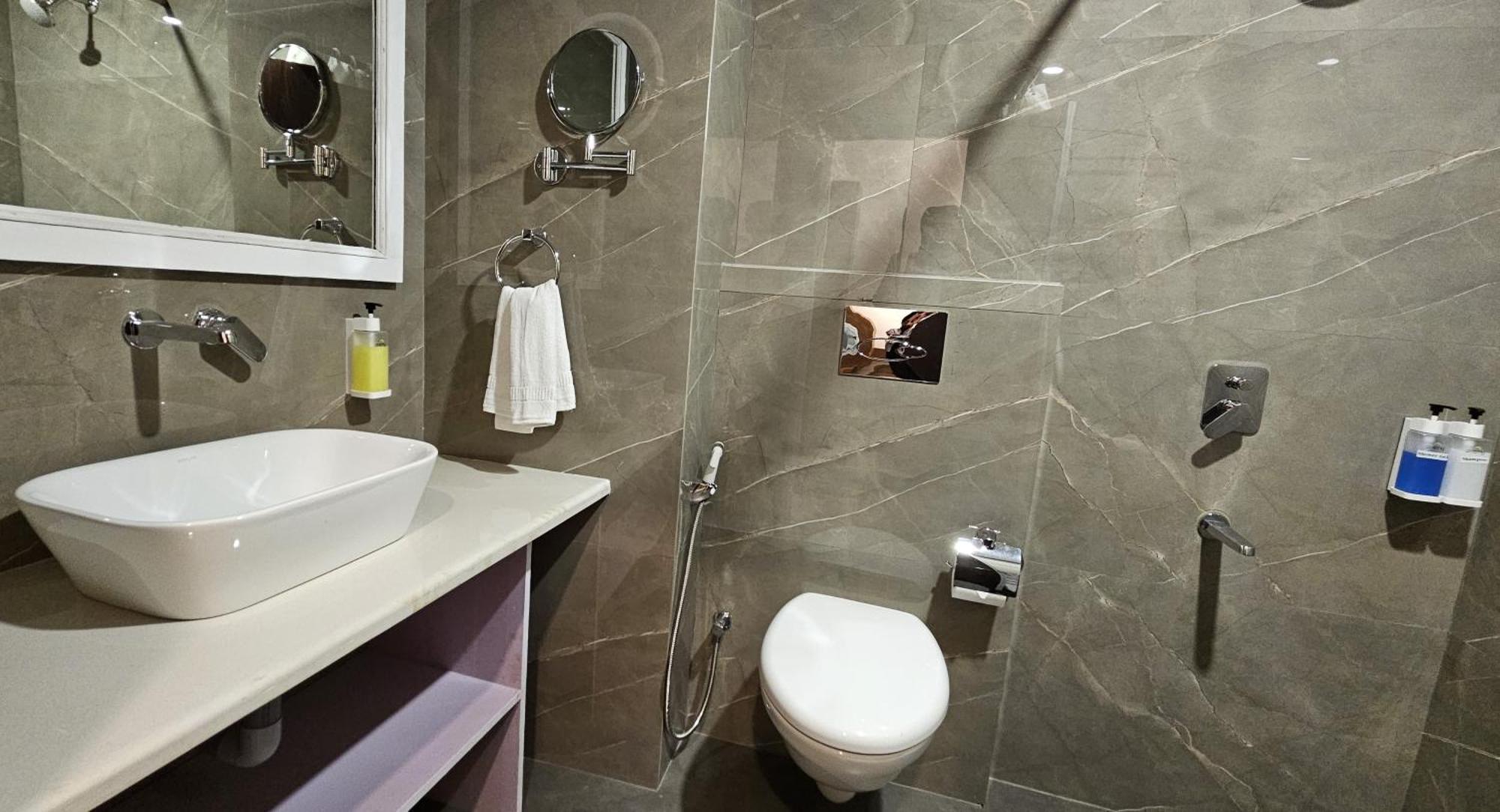 Indiana Hills Hotel Шилонг Екстериор снимка