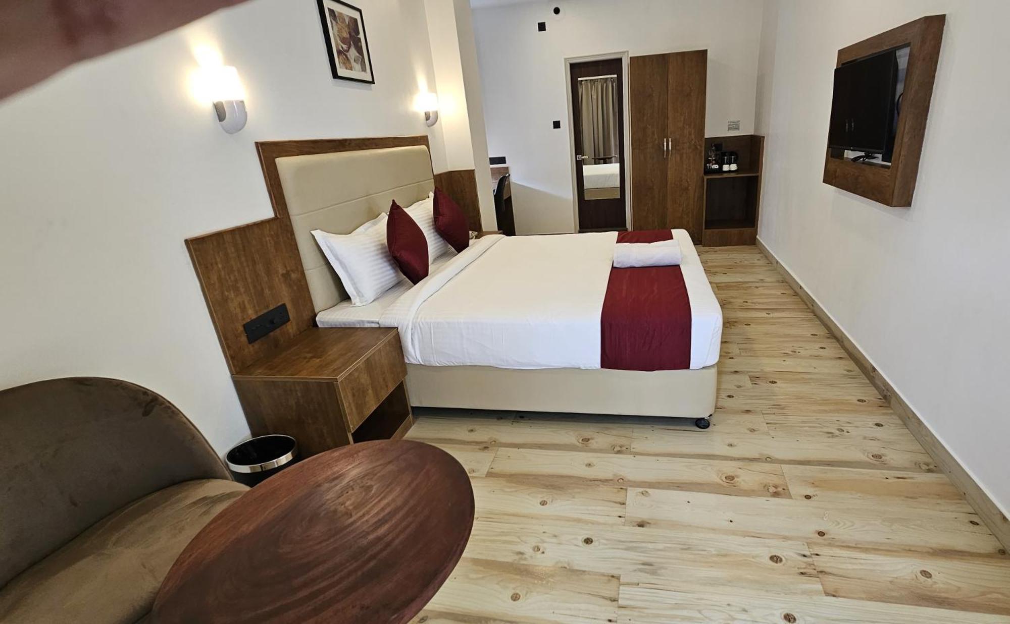 Indiana Hills Hotel Шилонг Екстериор снимка
